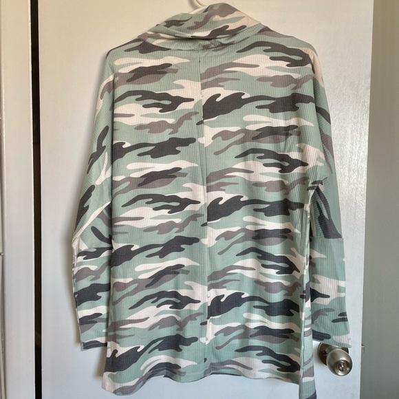 Camouflage Longsleeve Relaxed Turtleneck - Size M - Picture 6 of 11